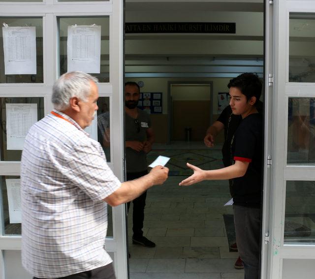 (ek fotoğrafla geniş haber) İstanbul'da LGS heyecanı