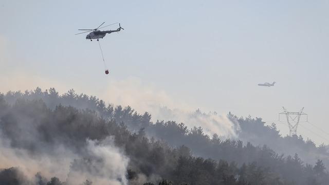Balıkesir'in Altıeylül ilçesinde çıkan orman yangınına müdahale ediliyor