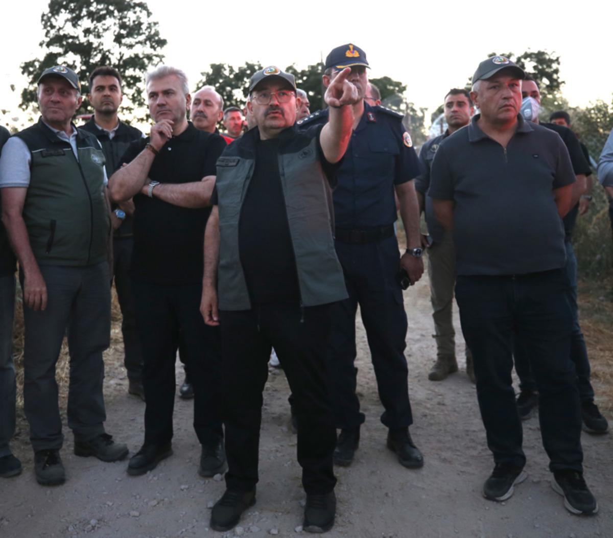 Balıkesir in Altıeyl&uuml;l il&ccedil;esinde &ccedil;ıkan orman yangınına m&uuml;dahale ediliyor 4