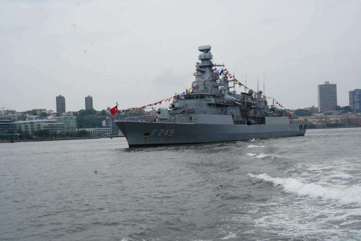 Türk donanmasından Atlantik in ötesinde güç gösterisi: TCG Oruçreis New York ta 1