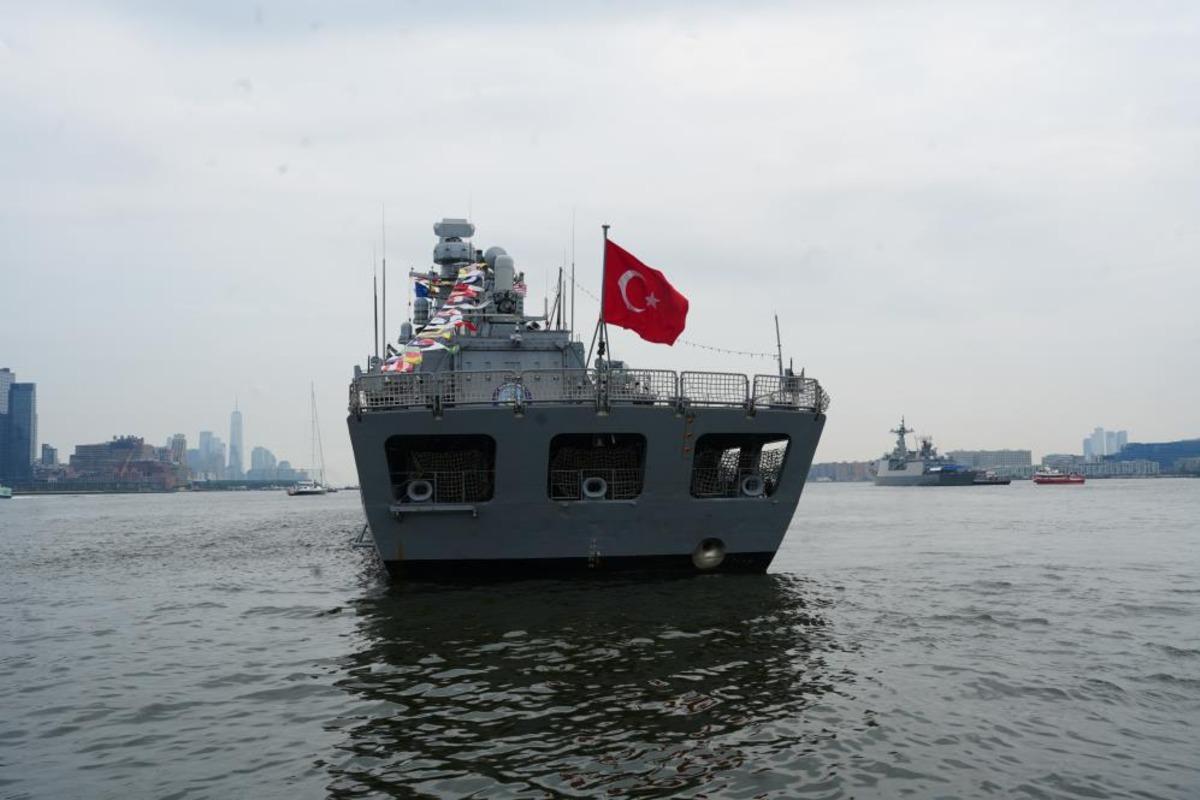 Türk donanmasından Atlantik in ötesinde güç gösterisi: TCG Oruçreis New York ta 2
