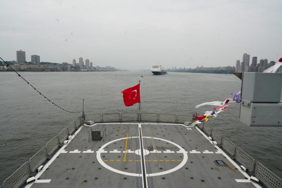 Türk donanmasından Atlantik in ötesinde güç gösterisi: TCG Oruçreis New York ta 3