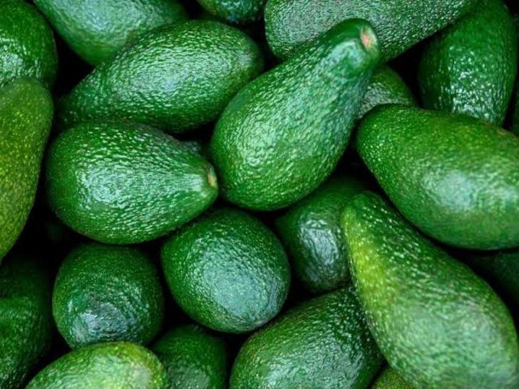 Avokado aldın ama hen&uuml;z taş gibi sert, olgunlaşması gerekiyor...