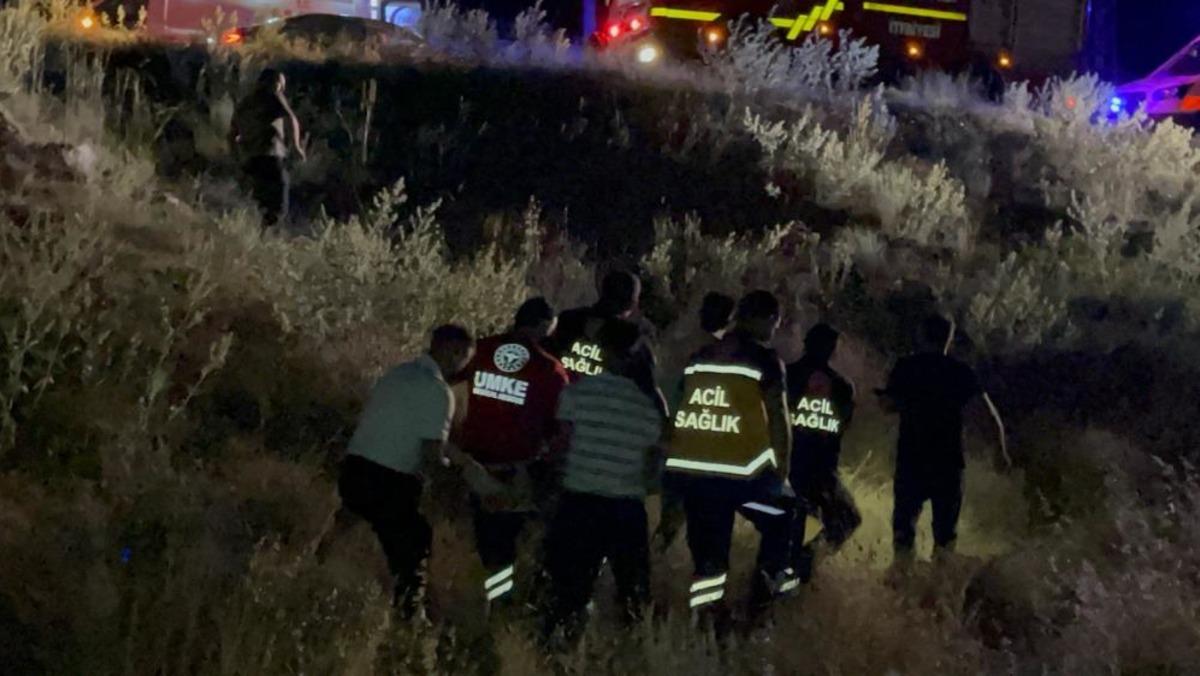 Otomobil takla atarak şarampole uçtu: 3 yaralı 1
