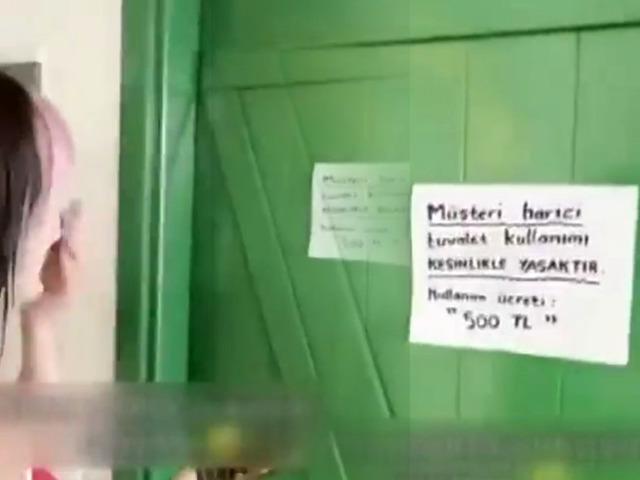 İşletme tuvaletinin kapısındaki yazı g&uuml;ndem oldu: '&Uuml;cret 500 TL'