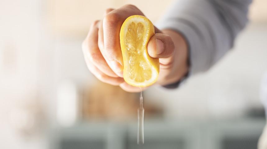 Kupkuru olanında bile faydalı! Limonun suyunu iki kat artıran y&ouml;ntem