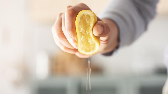 Kupkuru olanında bile faydalı! Limonun suyunu iki kat artıran yöntem