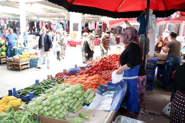 Bağımız aday 'Şalvarlı Safiye', hem pazarcılık yapıyor hem de oy istiyor