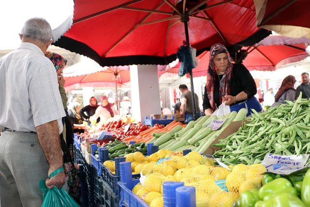 Bağımız aday 'Şalvarlı Safiye', hem pazarcılık yapıyor hem de oy istiyor