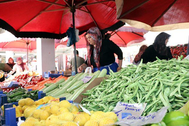 Bağımız aday 'Şalvarlı Safiye', hem pazarcılık yapıyor hem de oy istiyor