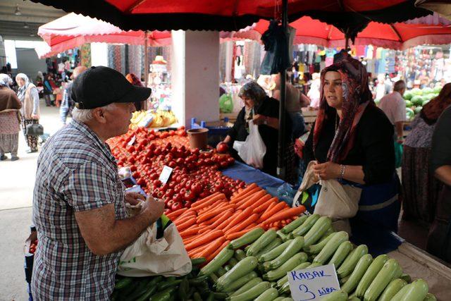 Bağımız aday 'Şalvarlı Safiye', hem pazarcılık yapıyor hem de oy istiyor