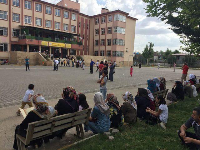 Diyarbakır'da öğrenci ve velilerin sınav heyecanı