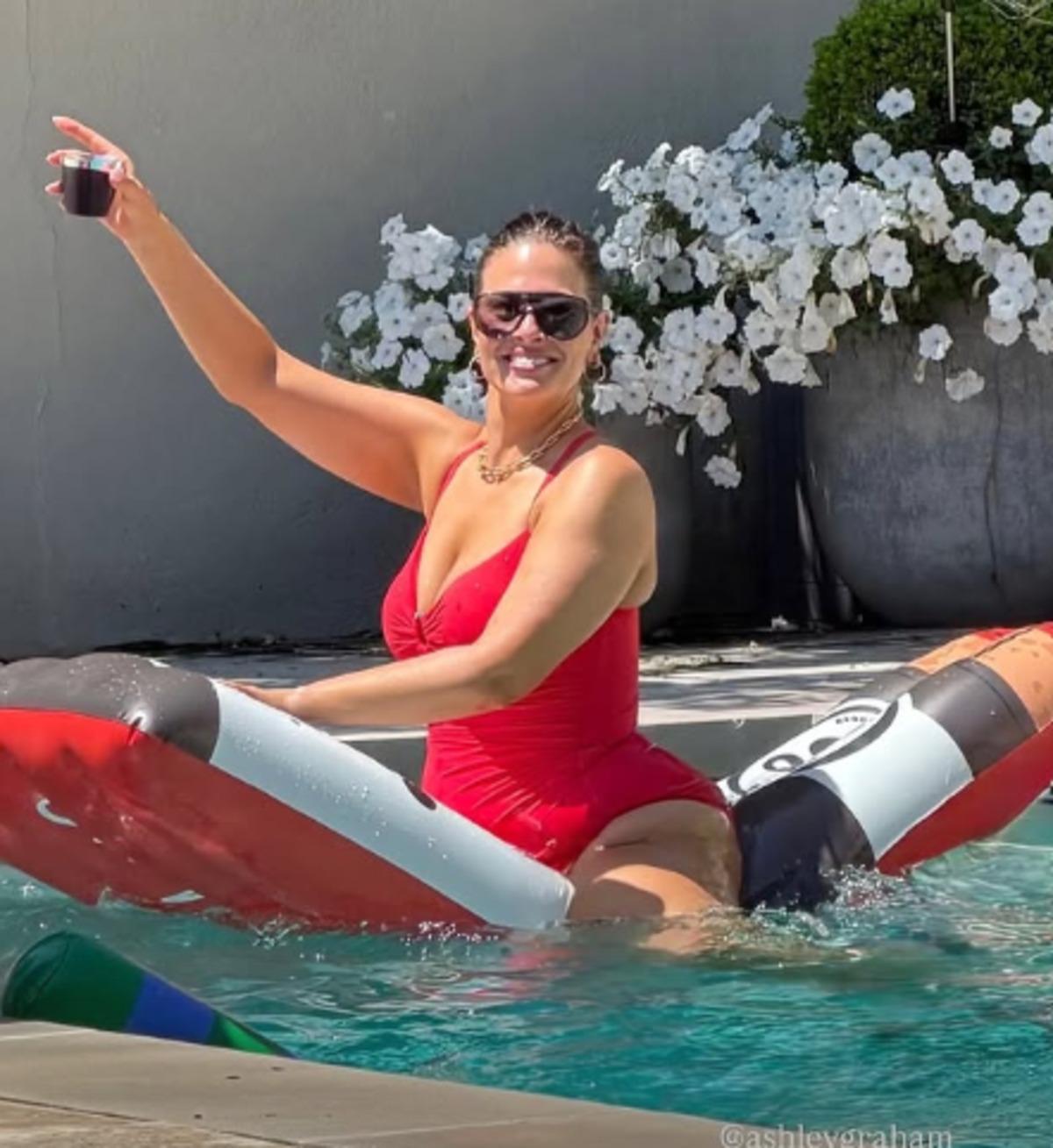 Ashley Graham havuz keyfi yaptı! Kırmızı mayosuyla fiziğini sergiledi 1