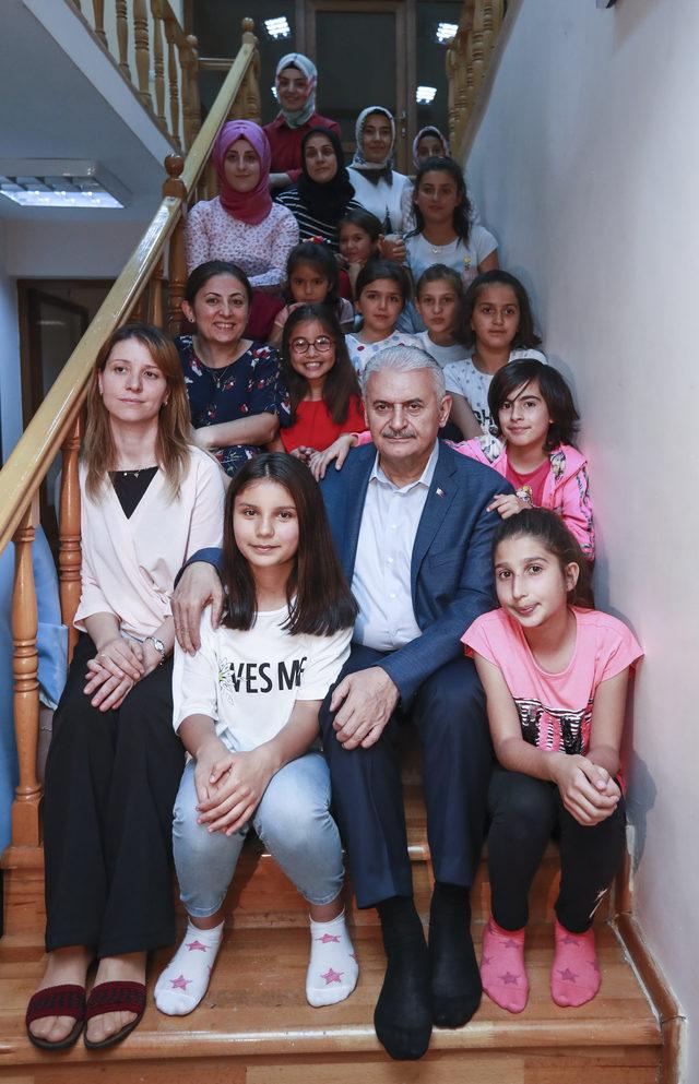 Başbakan Yıldırım, sevgi evinde kalan çocukları ziyaret etti