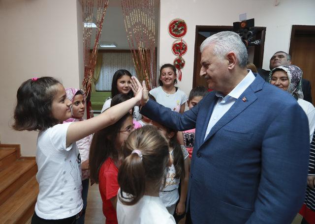 Başbakan Yıldırım, sevgi evinde kalan çocukları ziyaret etti