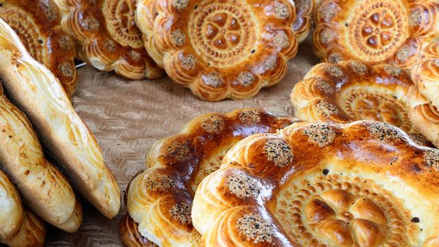 Özbekistan'ın sanat eseri gibi işlenen ekmeğinin yapım süreci... 