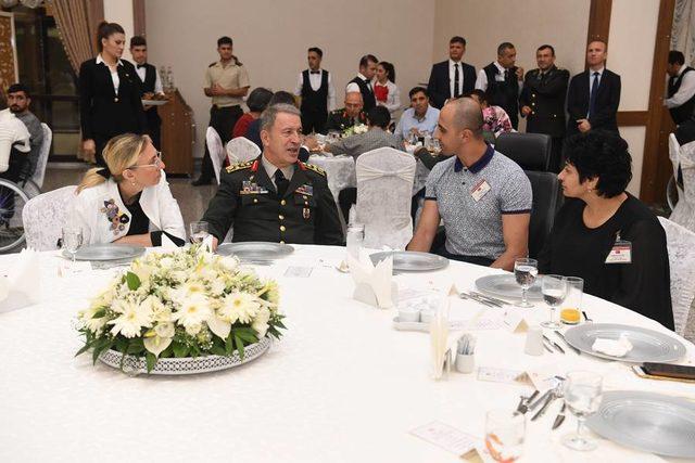 Genelkurmay Başkanı Akar ve eşinden gazi ve yakınlarına iftar