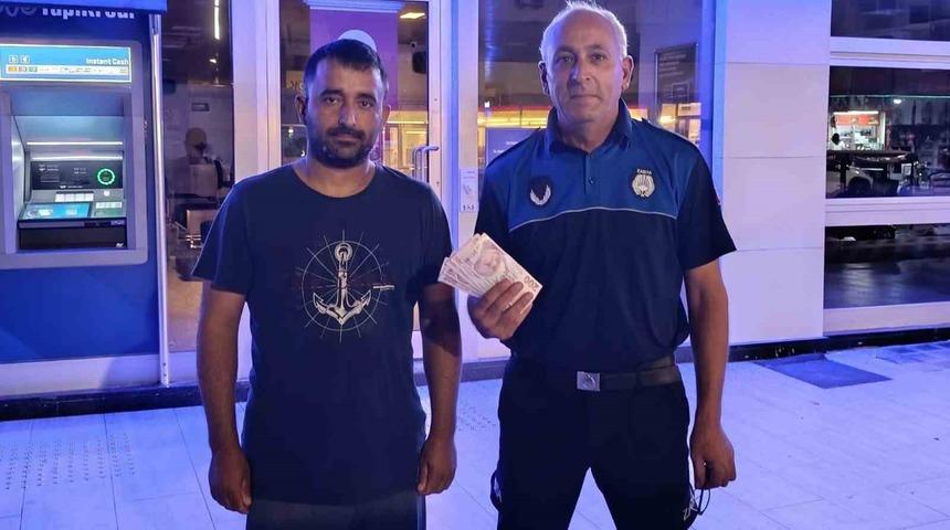 ATM&rsquo;de bulduğu parayı zabıtaya teslim etti