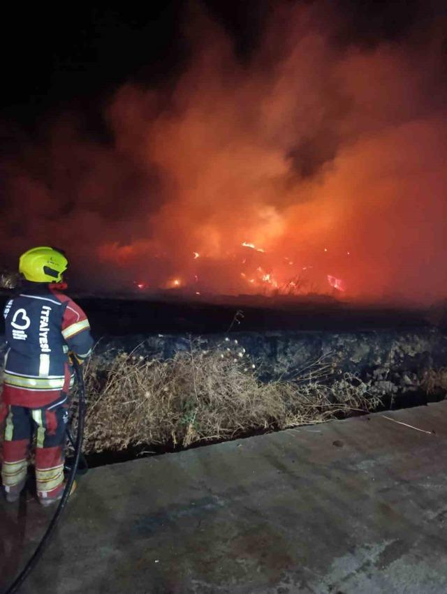 Burhaniye’de saman yangını 4 saat de söndürüldü 5
