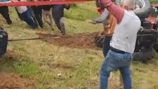Sarıkamış’ta devrilen traktör için köylüler seferber oldu