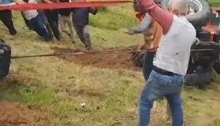 Sarıkamış&rsquo;ta devrilen trakt&ouml;r i&ccedil;in k&ouml;yl&uuml;ler seferber oldu