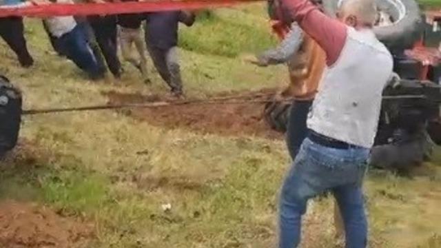 Sarıkamış’ta devrilen traktör için köylüler seferber oldu