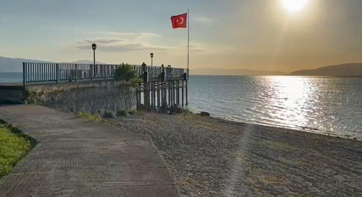 Eskiden balık tutuluyordu! i! Şimdi çocuklar göl tabanında futbol oynuyor 1