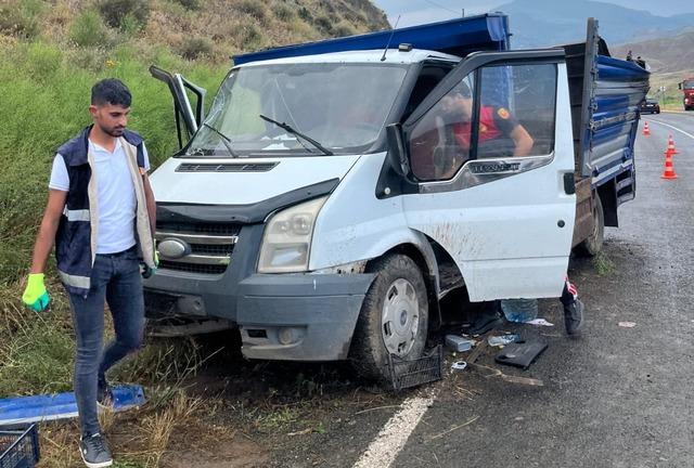 Kağızman-Tuzluca kara yolunda kamyonet devrildi, 10 kişi yaralandı 1