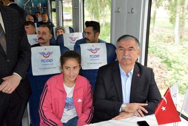 İsmet Yılmaz, Sivas'ta raybüs kullandı