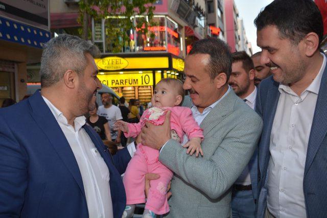 AK Partili Şengül, Karşıyaka Çarşısı'nda İzmir Marşı çaldırdı