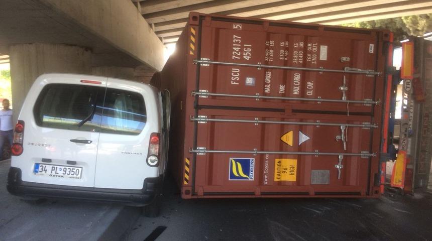 İstanbul Bakırköy'de TIR faciası! Trafiği birbirine kattı!