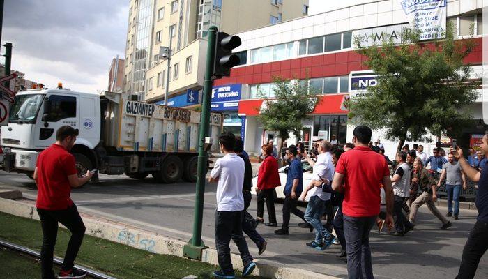 Gaziantep'te Meral Akşener'in yolu, belediyenin çöp kamyonuyla kesildi