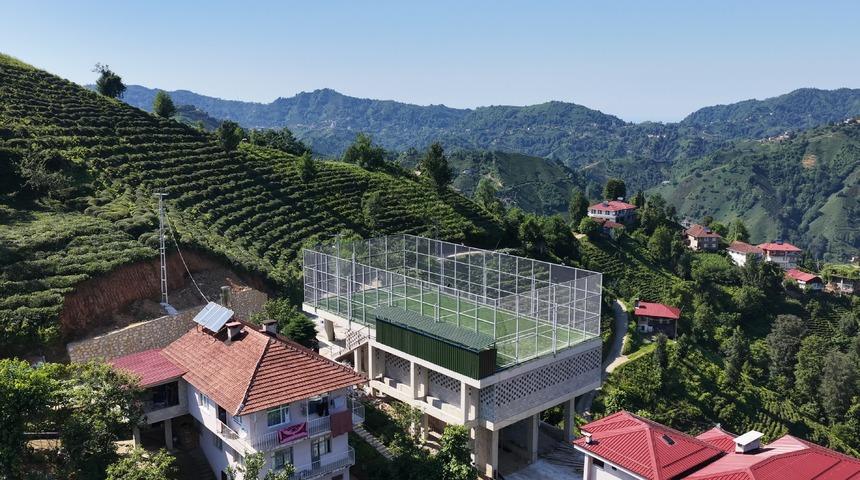 Rize'de şaşırtan manzara: Altı &ccedil;ay alım yeri &uuml;st&uuml; halı saha