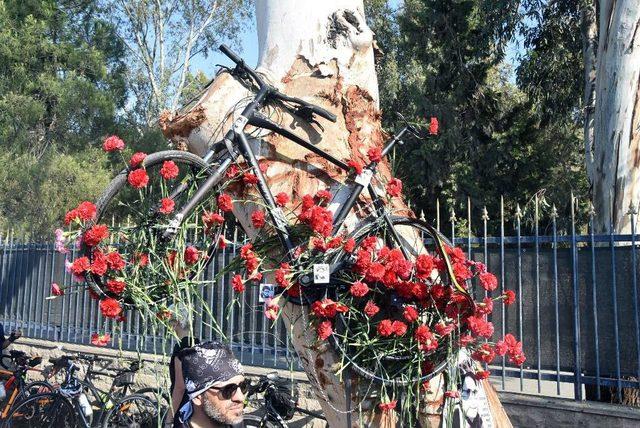Kazada ölen Eray'ın ağaca bağlanan bisikletine karanfil taktılar