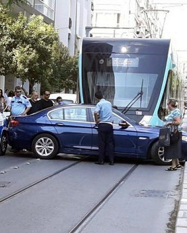 İzmir'de tramvay ile otomobil çarpıştı