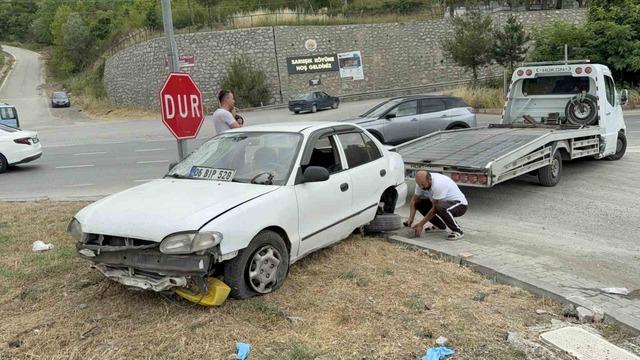 Otomobilin refüje çıktığı kaza maddi hasarla atlatıldı 1