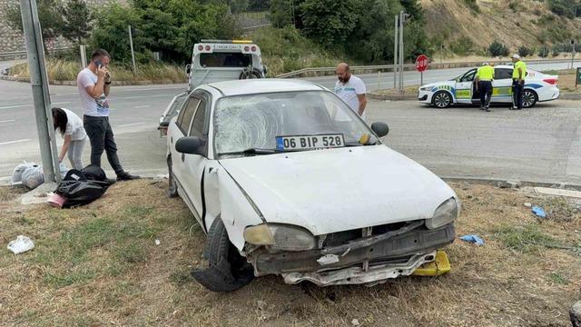 Otomobilin refüje çıktığı kaza maddi hasarla atlatıldı 2