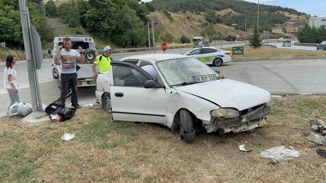 Otomobilin refüje çıktığı kaza maddi hasarla atlatıldı
