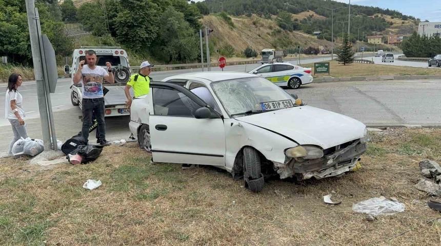 Otomobilin ref&uuml;je &ccedil;ıktığı kaza maddi hasarla atlatıldı