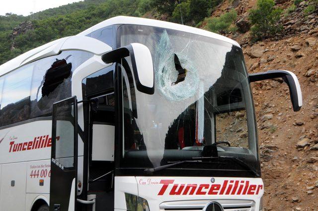 Dağdan kopan kaya parçası, yolcu otobüsünün üstüne düştü