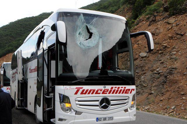Dağdan kopan kaya parçası, yolcu otobüsünün üstüne düştü