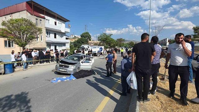 Van’da otomobil kamyonetle çarpıştı: 1 ölü, 4 yaralı 4