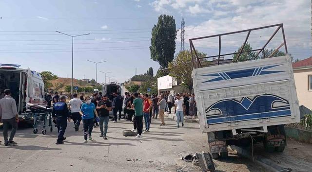 Van’da otomobil kamyonetle çarpıştı: 1 ölü, 4 yaralı 3