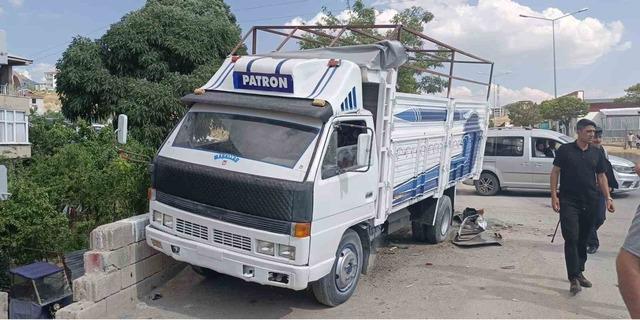 Van’da otomobil kamyonetle çarpıştı: 1 ölü, 4 yaralı 2