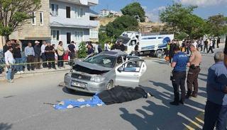 Van&rsquo;da otomobil kamyonetle &ccedil;arpıştı: 1 &ouml;l&uuml;, 4 yaralı