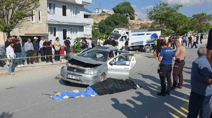 Van&rsquo;da otomobil kamyonetle &ccedil;arpıştı: 1 &ouml;l&uuml;, 4 yaralı