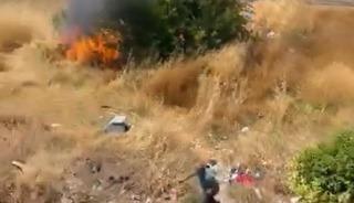 Avcılar&rsquo;da yaşlı bir adam otluk alanı yakıp ka&ccedil;tı