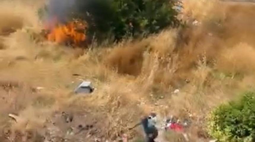 Avcılar&rsquo;da yaşlı bir adam otluk alanı yakıp ka&ccedil;tı