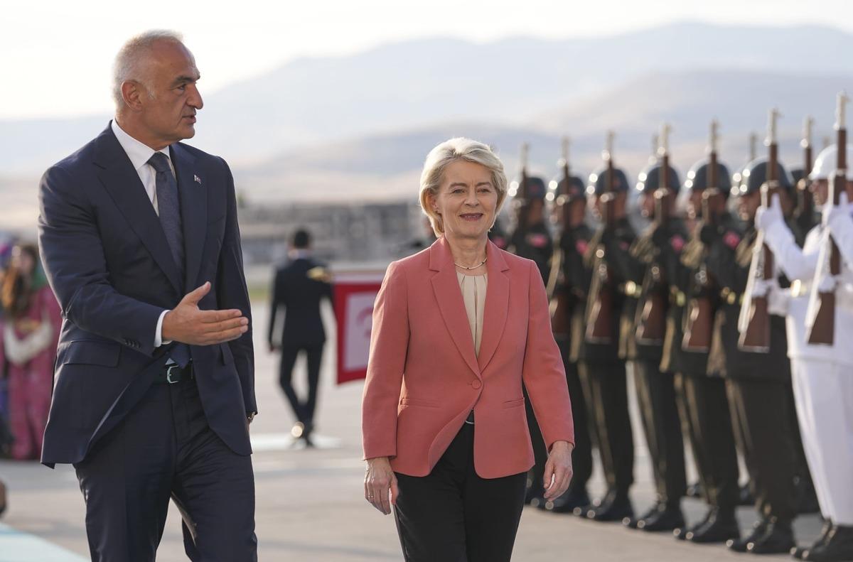 Bakan Ersoy Kuzey Makedonya ve Estonya liderlerini Esenboğa da karşıladı 1