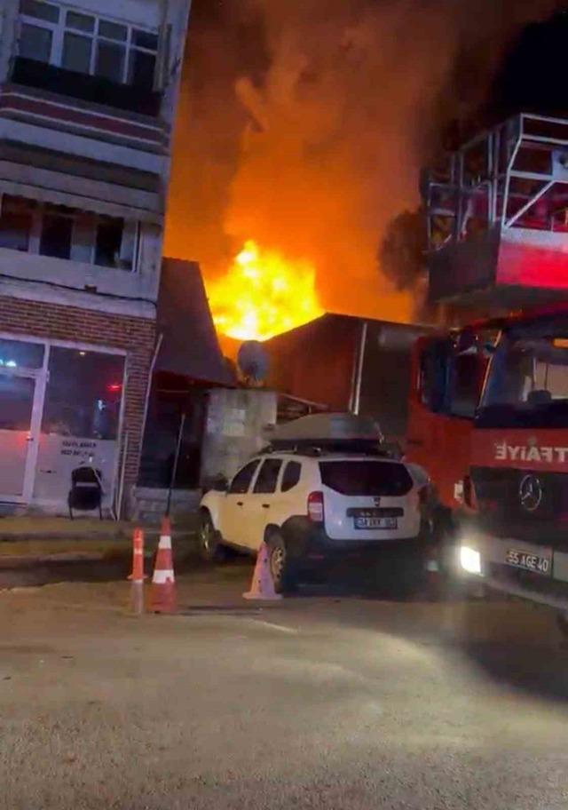 Boya deposu alevlere teslim oldu 4
